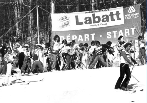 John Eaves is 3rd from left, below the 'Labatt' sign.