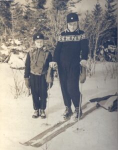 9 year old Anne Heggtveit and 11 year old Lucile Wheeler (right) at Lake Placid, NY, USA, for Kate Smith race in 1947.