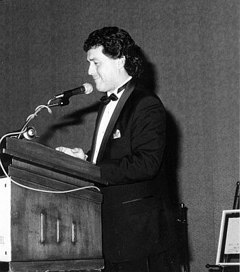 Master of Ceremonies Peter Duncan at 1990 Canadian Ski Hall of Fame Induction Ceremony.