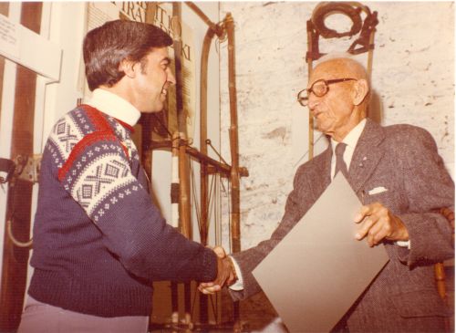 Presentation of Honorary Patron to Jackrabbit in the Canadian Ski Museum on Sussex Drive, Ottawa, ON, November 9, 1976. [L to R]: Arnold Midgley (Canadian Ski Museum Chair), Jackrabbit.