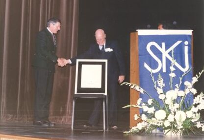 Inductee Hans Gmoser and Canadian Ski Museum Chair, Bill Tindale, at 1989 Canadian Ski Hall of Fame Induction Ceremony