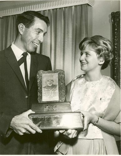 Rae Grinnell presenting John Semmelink Memorial Award to Anne Heggtveit.