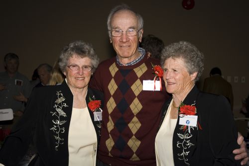 Bob Gilmour with Rhona and Rhoda Wurtele at 2007 Canadian Ski Hall of Fame Induction Ceremony
